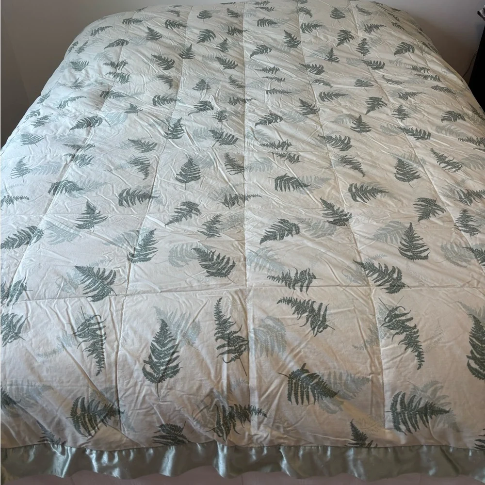 Vintage Quilt Hand Crafted Bedspread Leaf Pattern Cotton Silk Trim Cabin Green